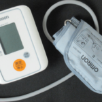 オムロンの上腕式血圧計（HEM-7111）